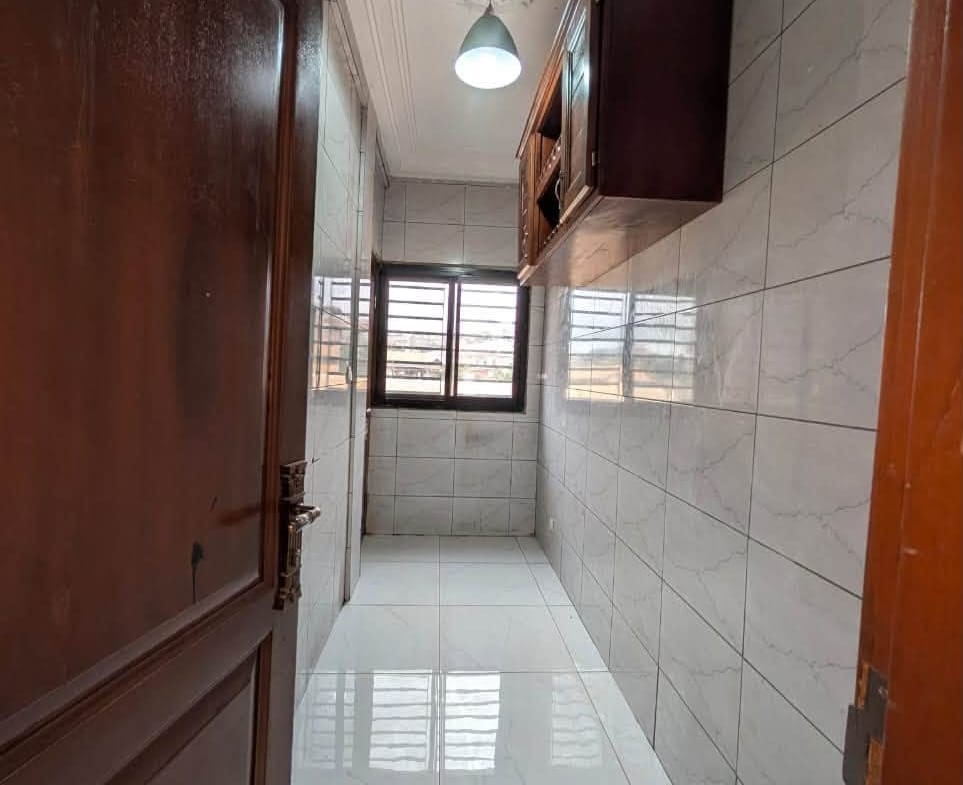 Studio moderne dans la barrière avec parking, Nsimeyong Yaoundé