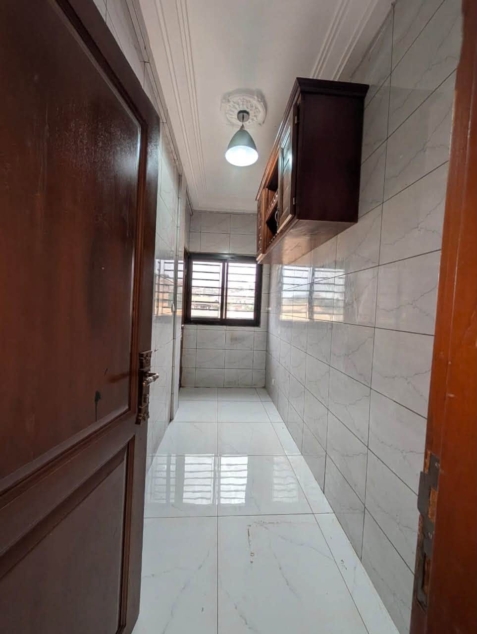 Studio moderne dans la barrière avec parking, Nsimeyong Yaoundé