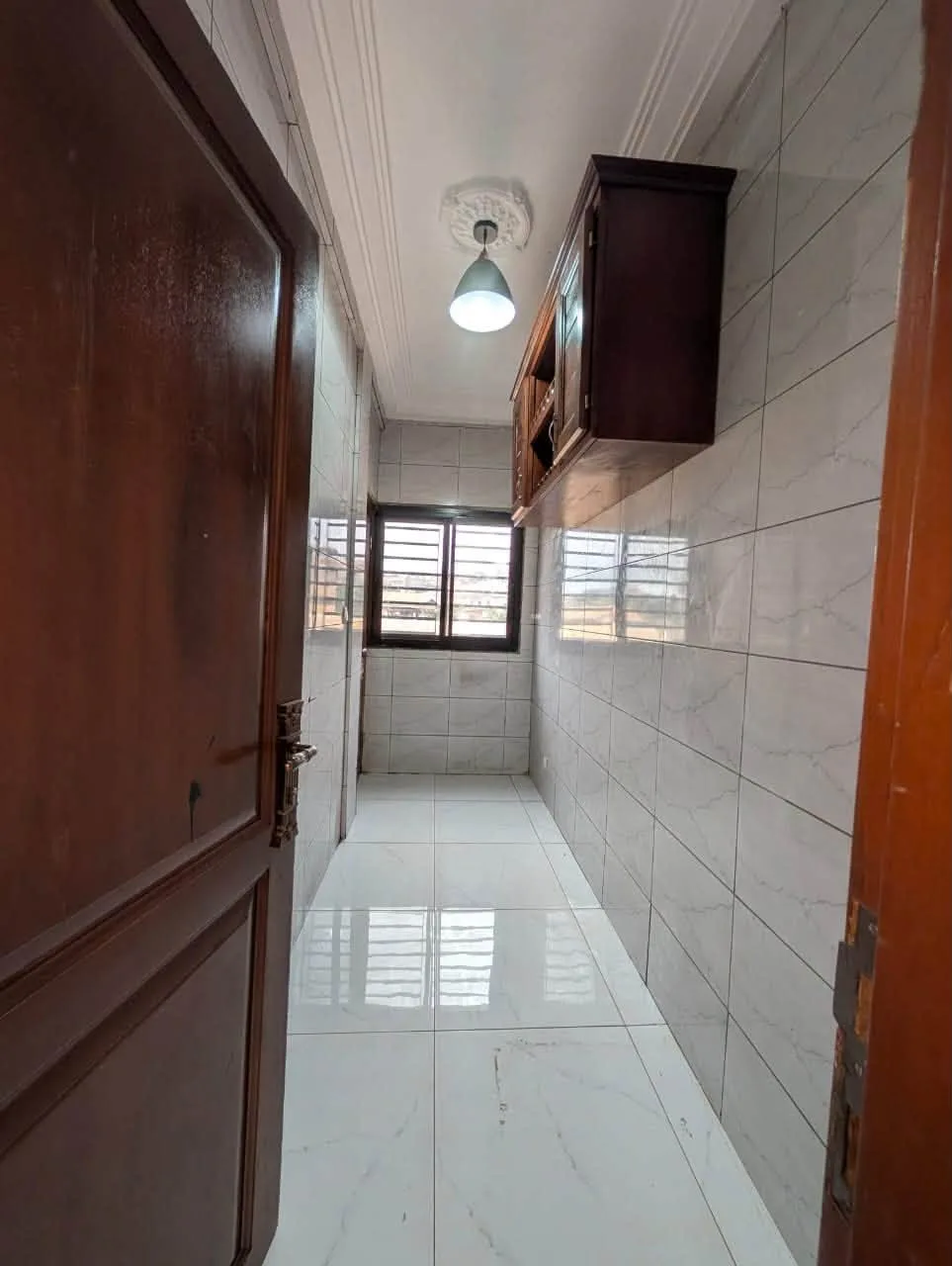 Studio moderne dans la barrière avec parking, Nsimeyong Yaoundé