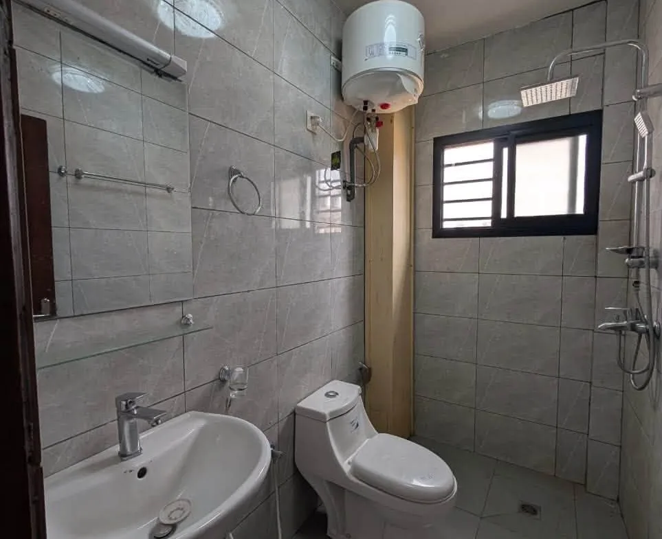 Studio moderne dans la barrière avec parking, Nsimeyong Yaoundé