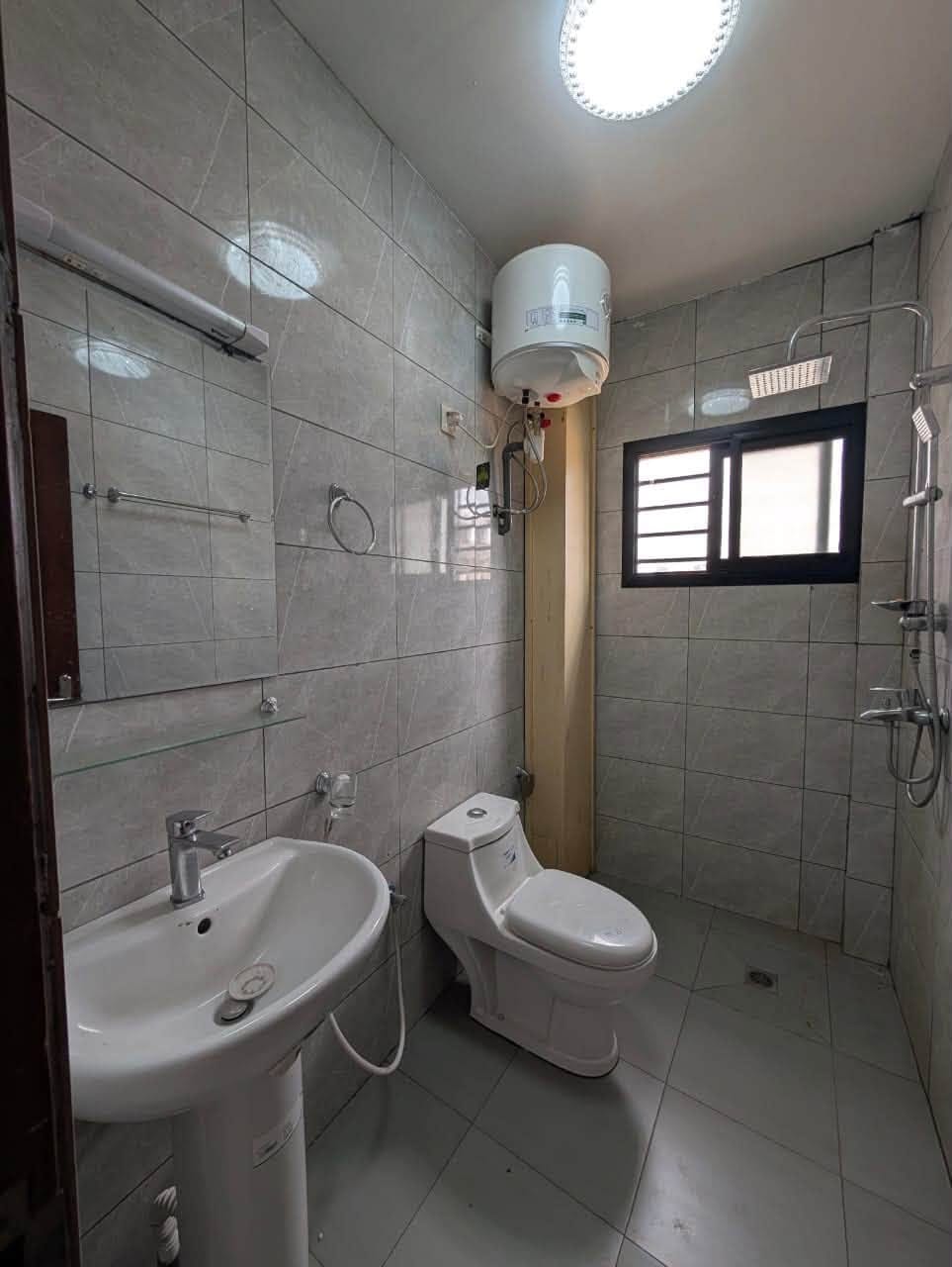 Studio moderne dans la barrière avec parking, Nsimeyong Yaoundé