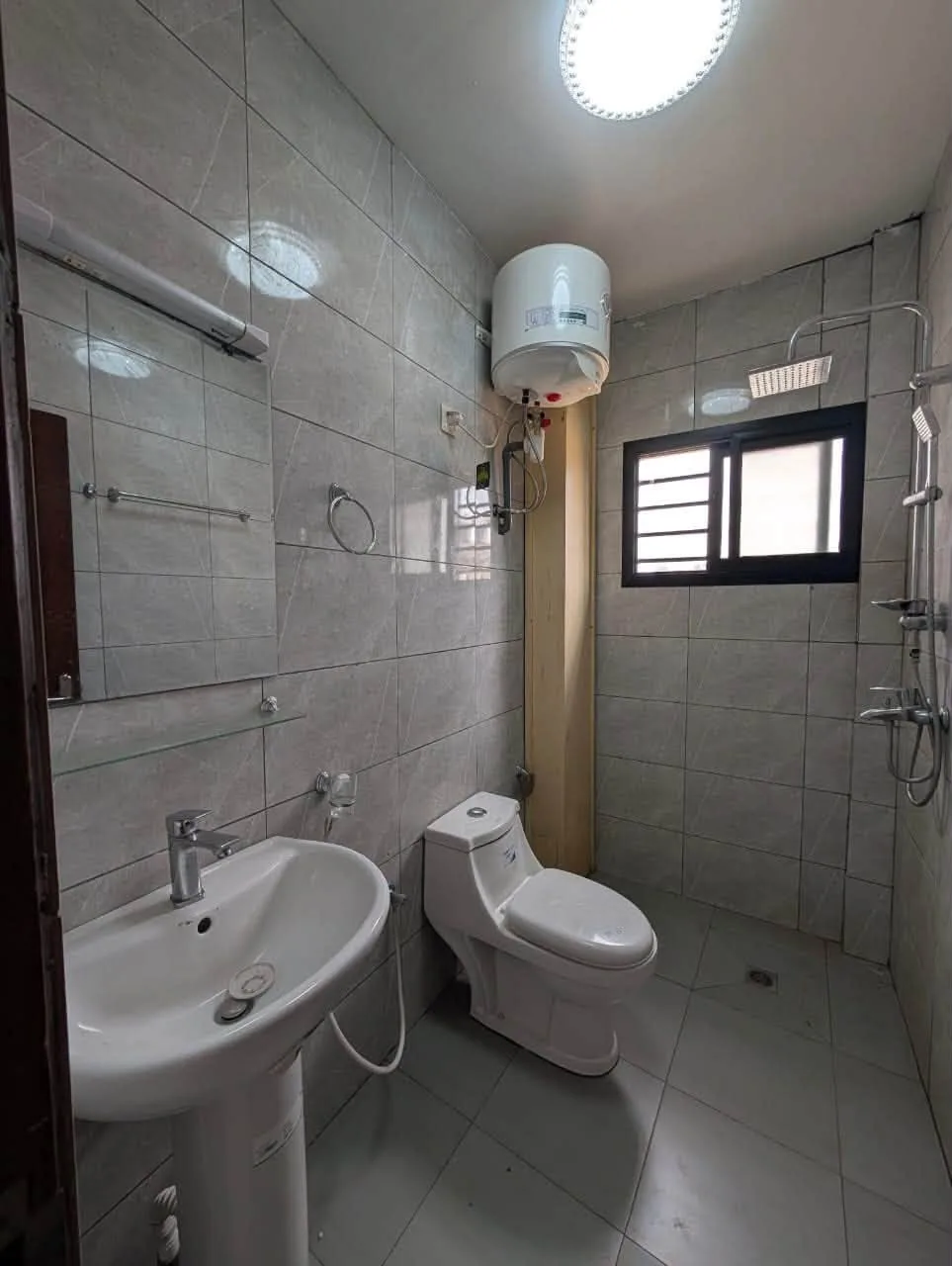 Studio moderne dans la barrière avec parking, Nsimeyong Yaoundé