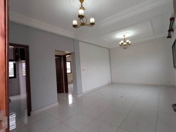 Studio moderne dans la barrière avec parking, Nsimeyong Yaoundé