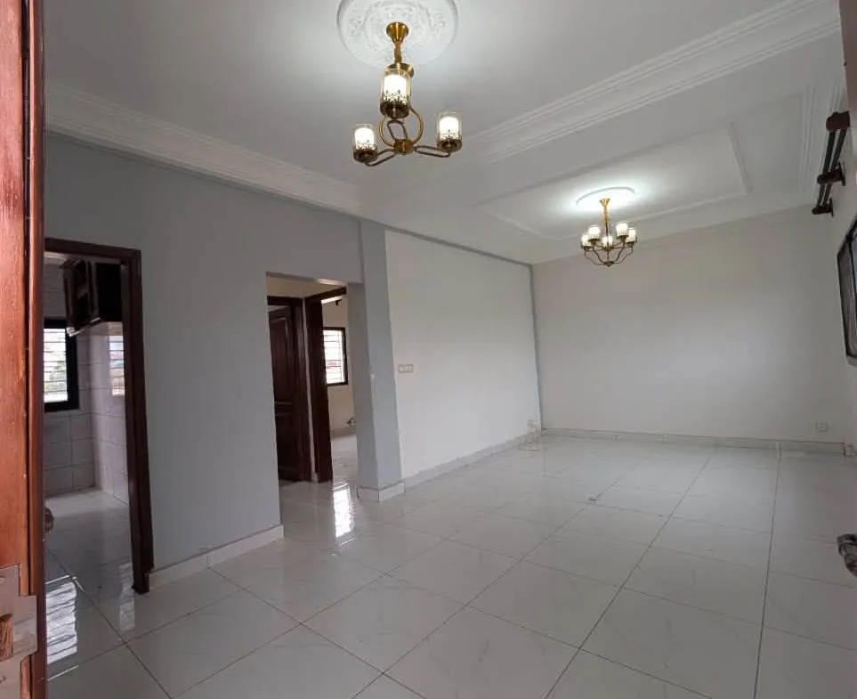 Studio moderne dans la barrière avec parking, Nsimeyong Yaoundé