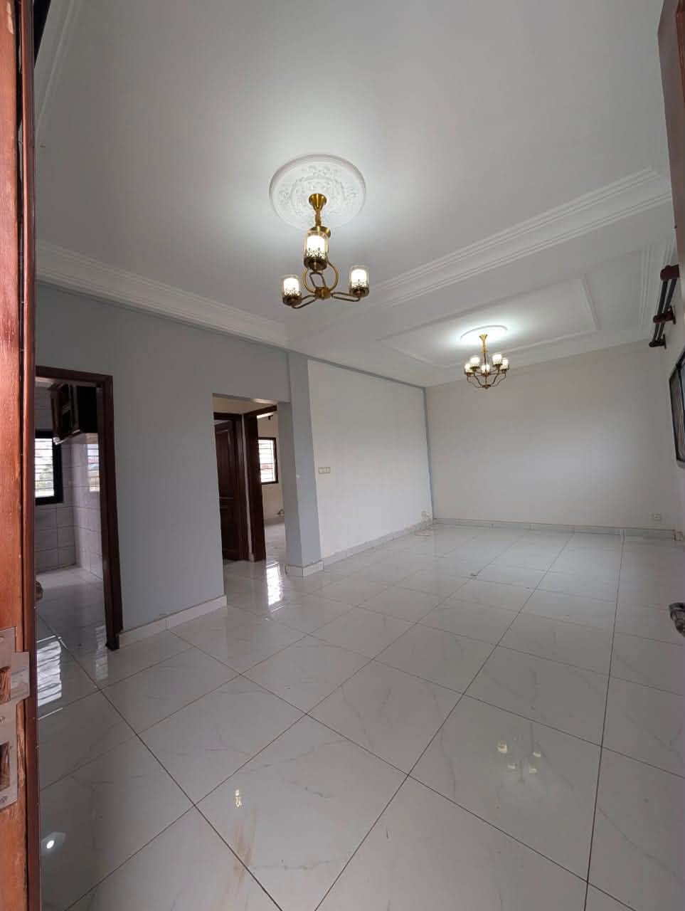 44469- Studio moderne dans la barrière avec parking, Nsimeyong Yaoundé