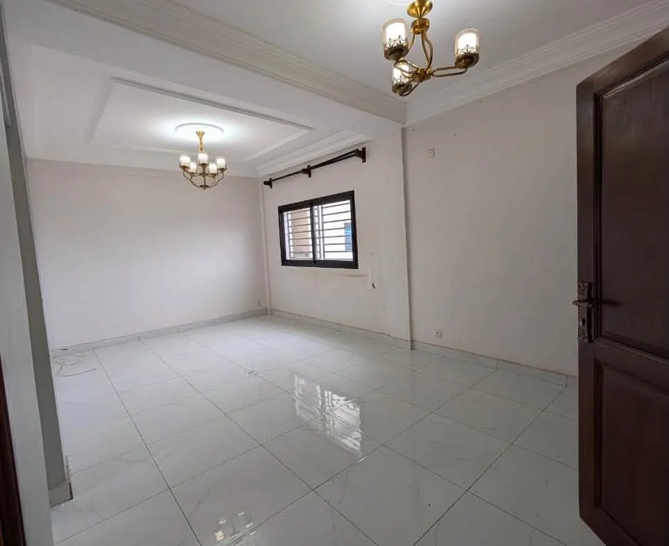 Studio moderne dans la barrière avec parking, Nsimeyong Yaoundé