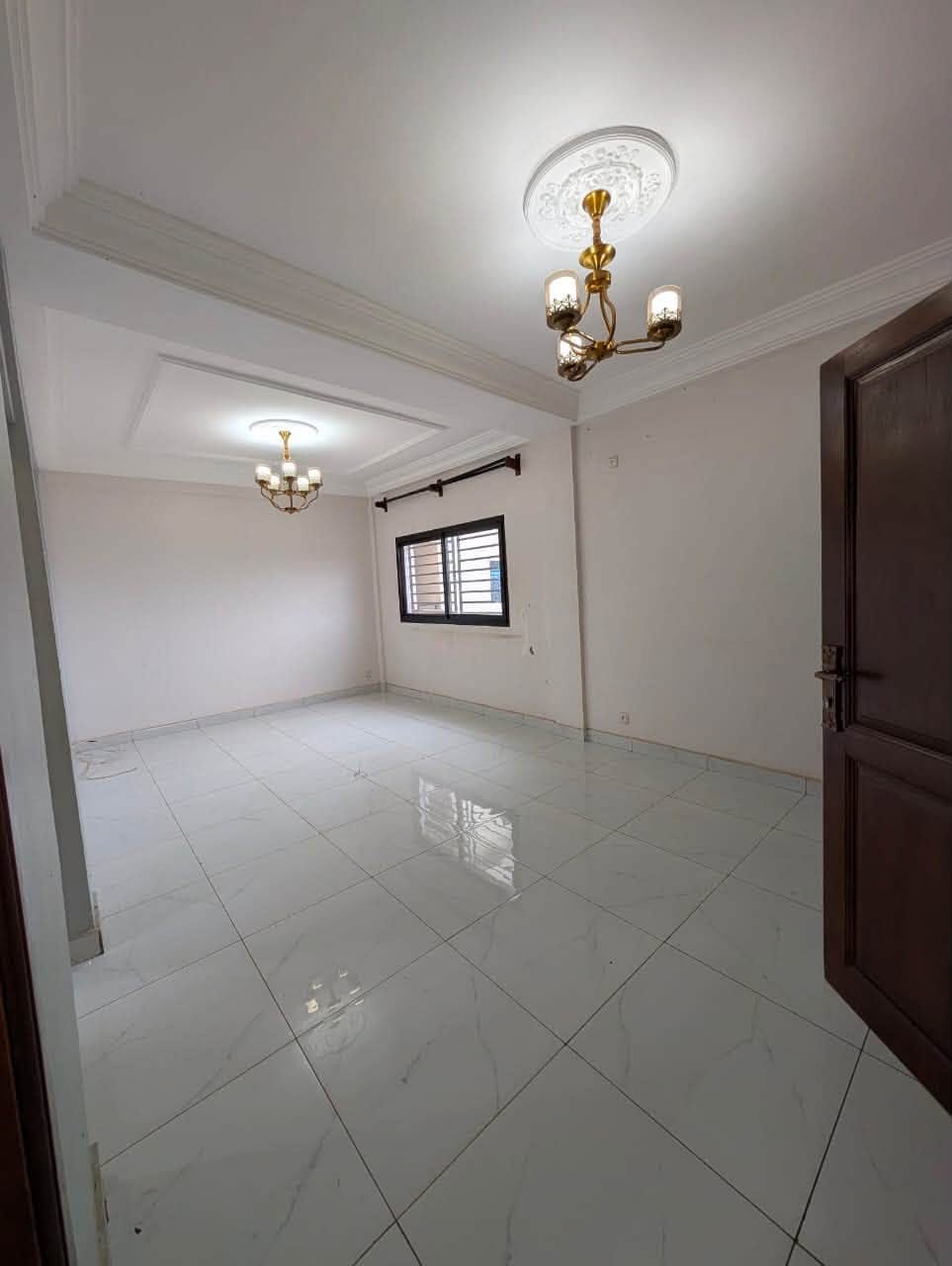 Studio moderne dans la barrière avec parking, Nsimeyong Yaoundé