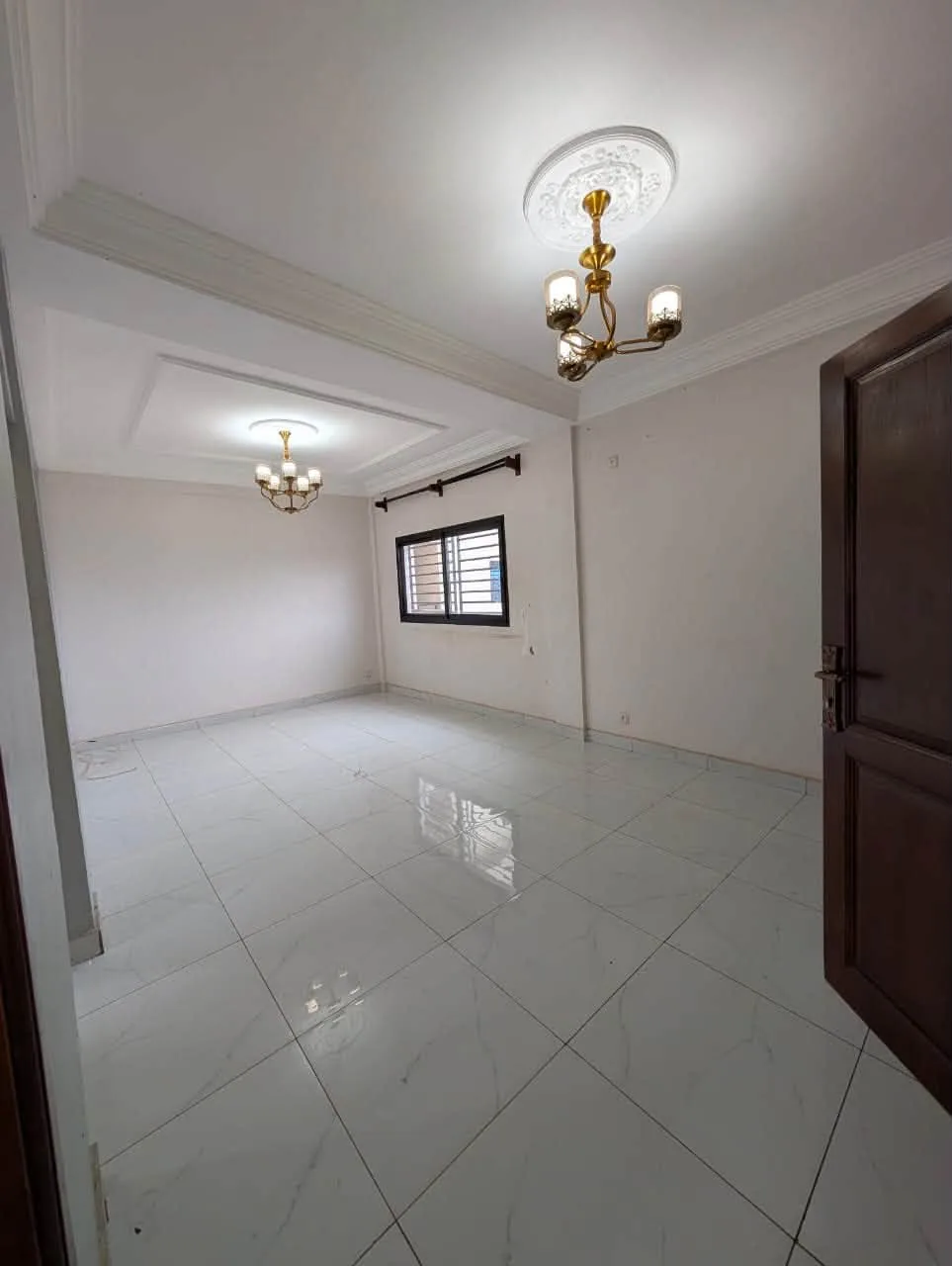 Studio moderne dans la barrière avec parking, Nsimeyong Yaoundé