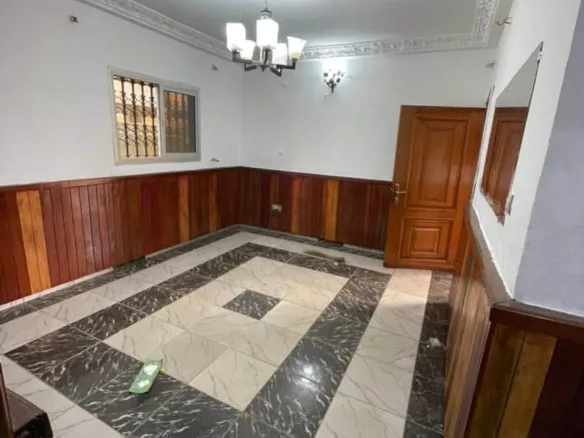 Studio moderne avec parking à louer à Yaoundé Biyem-Assi 80000 fcfa