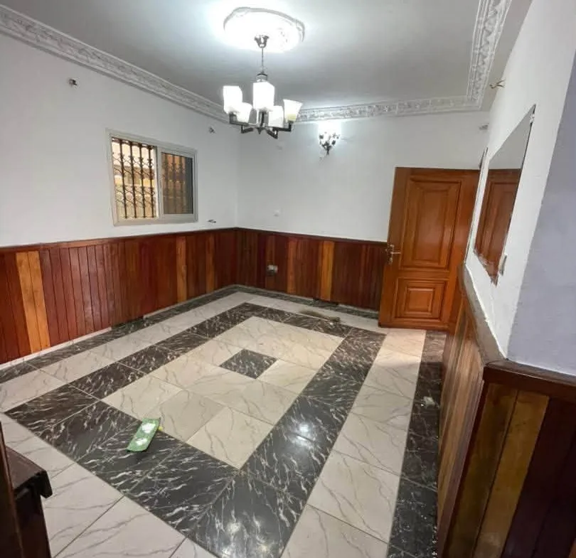 Studio moderne avec parking à louer à Yaoundé Biyem-Assi 80000 fcfa