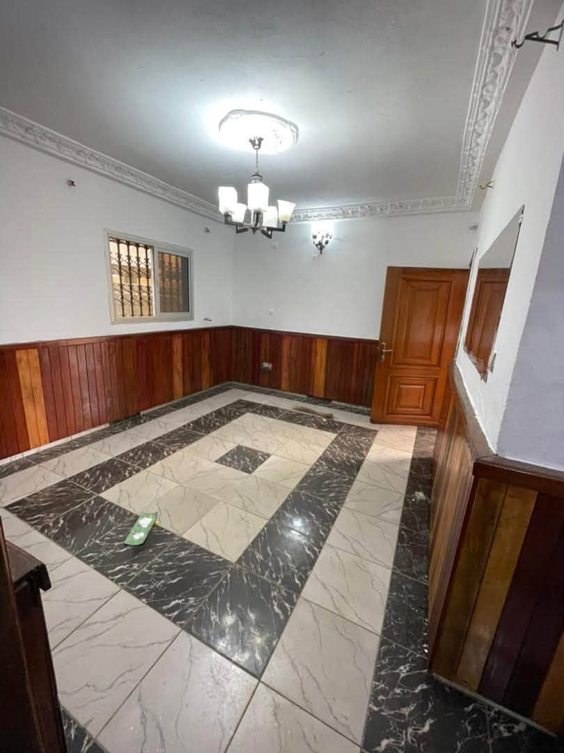 44486- Studio moderne avec parking à louer à Yaoundé Biyem-Assi 80000 fcfa
