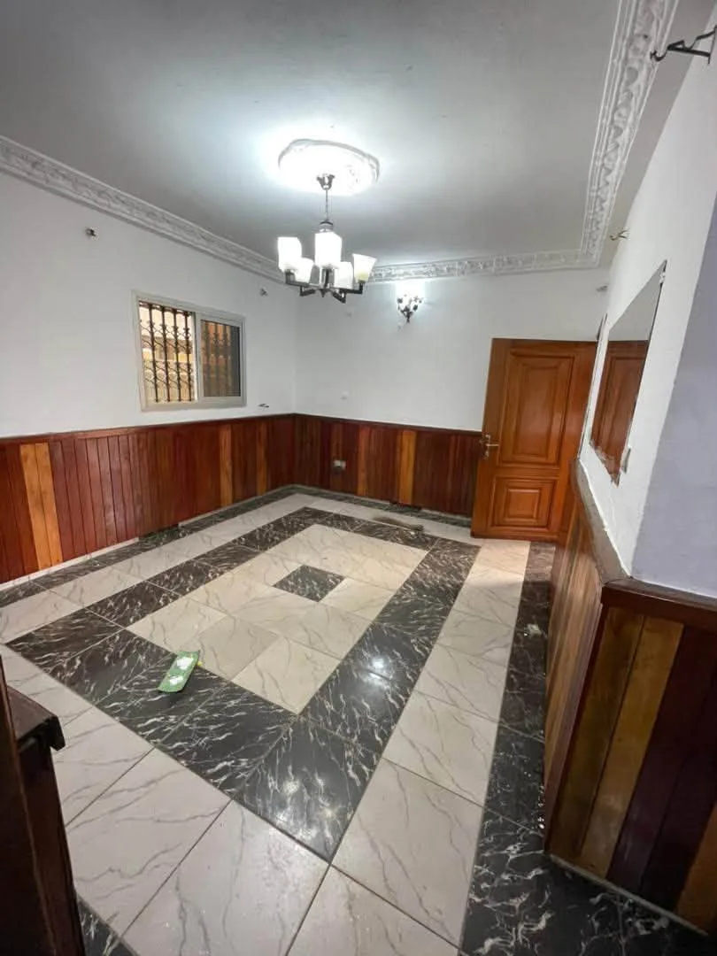44469- Studio moderne avec parking à louer à Yaoundé Biyem-Assi 80000 fcfa