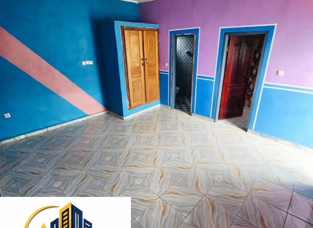 Chambre moderne nouvellement construite à louer à Bertoua