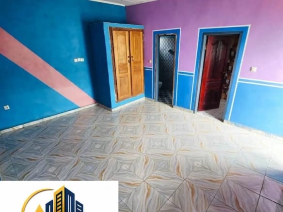 Chambre moderne nouvellement construite à louer à Bertoua