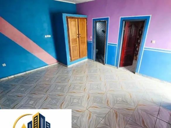 Chambre moderne nouvellement construite à louer à Bertoua
