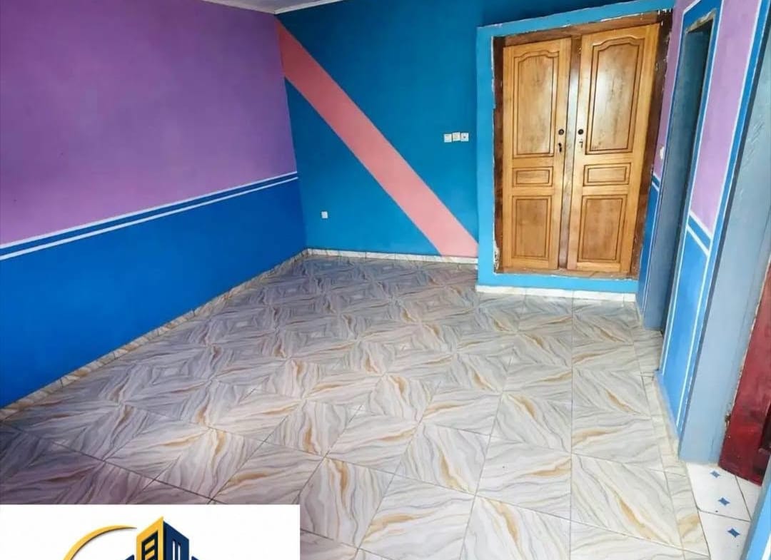 Chambre moderne nouvellement construite à louer à Bertoua