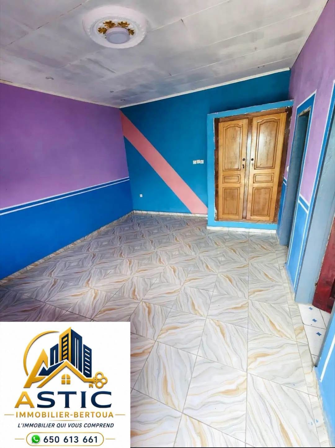 Chambre moderne nouvellement construite à louer à Bertoua