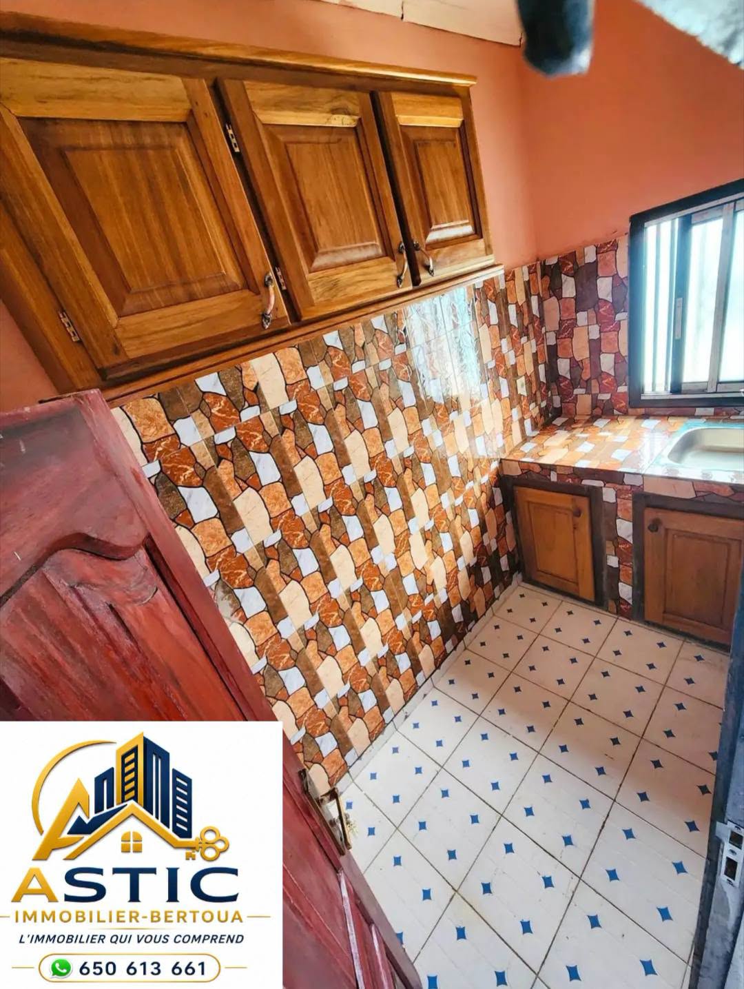 Chambre moderne nouvellement construite à louer à Bertoua