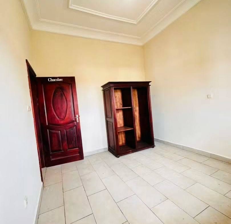 Bel appartement familial 3 chambres à louer à Yaoundé Efoulan Pont
