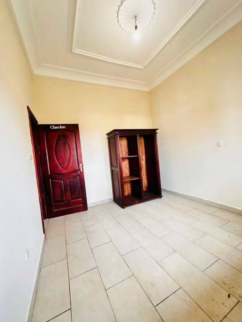 AIES_appart_efoulan_290926_chb1 Bel appartement familial 3 chambres à louer à Yaoundé Efoulan Pont