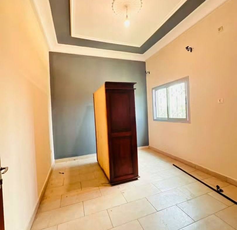 Bel appartement familial 3 chambres à louer à Yaoundé Efoulan Pont