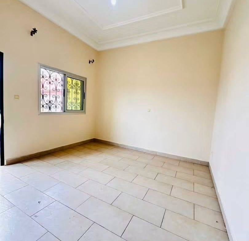 Bel appartement familial 3 chambres à louer à Yaoundé Efoulan Pont
