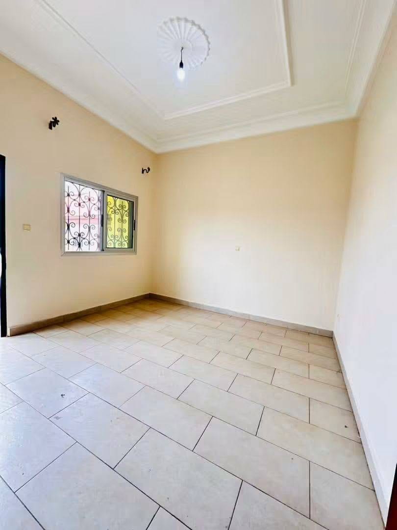 AIES_appart_efoulan_290926_chb3 Bel appartement familial 3 chambres à louer à Yaoundé Efoulan Pont
