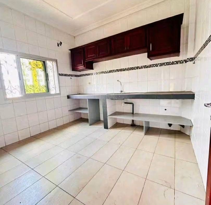 Bel appartement familial 3 chambres à louer à Yaoundé Efoulan Pont