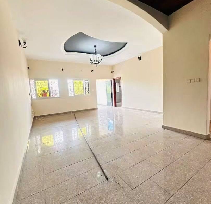 Bel appartement familial 3 chambres à louer à Yaoundé Efoulan Pont