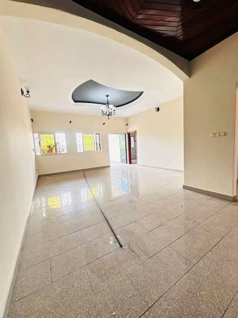 AIES_appart_efoulan_290926_sln1 Bel appartement familial 3 chambres à louer à Yaoundé Efoulan Pont