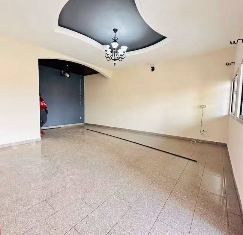 Bel appartement familial 3 chambres à louer à Yaoundé Efoulan Pont