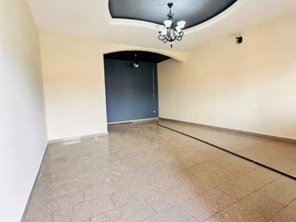 Bel appartement familial 3 chambres à louer à Yaoundé Efoulan Pont