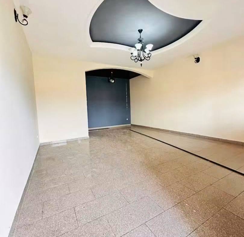 Bel appartement familial 3 chambres à louer à Yaoundé Efoulan Pont