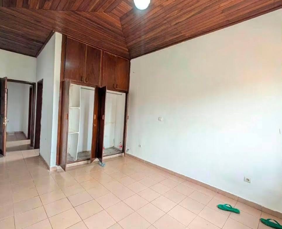 Appartement moderne à louer à Nsam, 3 chambres, 3 douches