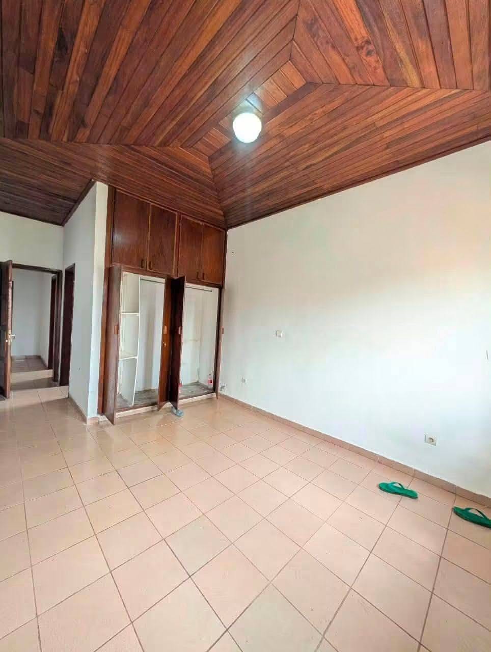 Appartement moderne à louer à Nsam, 3 chambres, 3 douches