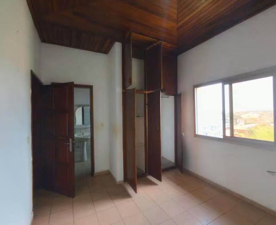 Appartement moderne à louer à Nsam, 3 chambres, 3 douches