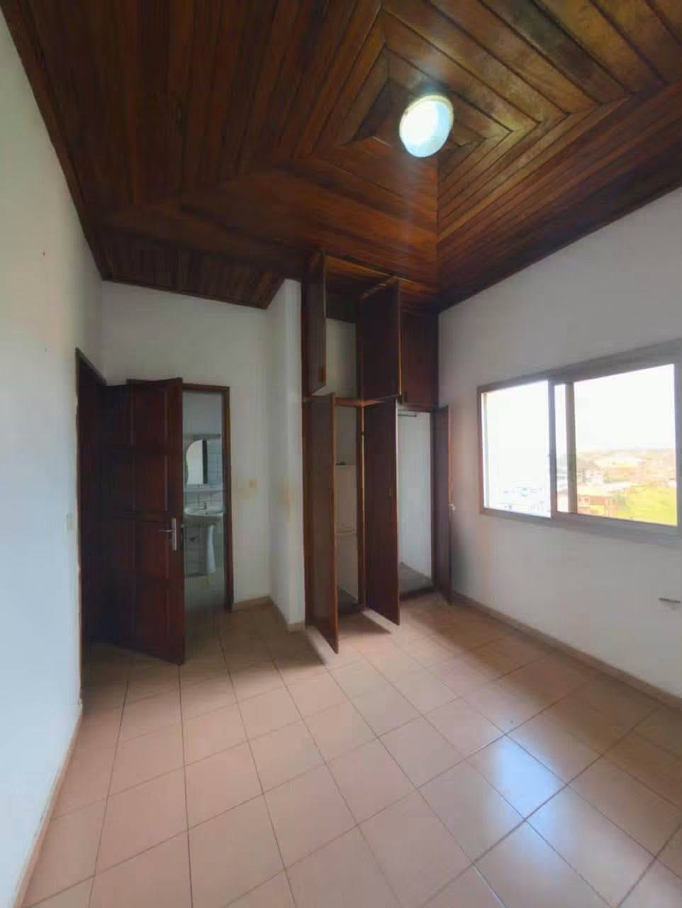 Appartement moderne à louer à Nsam, 3 chambres, 3 douches
