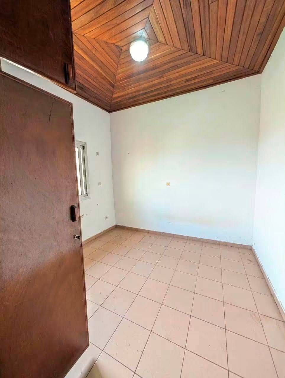 Appartement moderne à louer à Nsam, 3 chambres, 3 douches