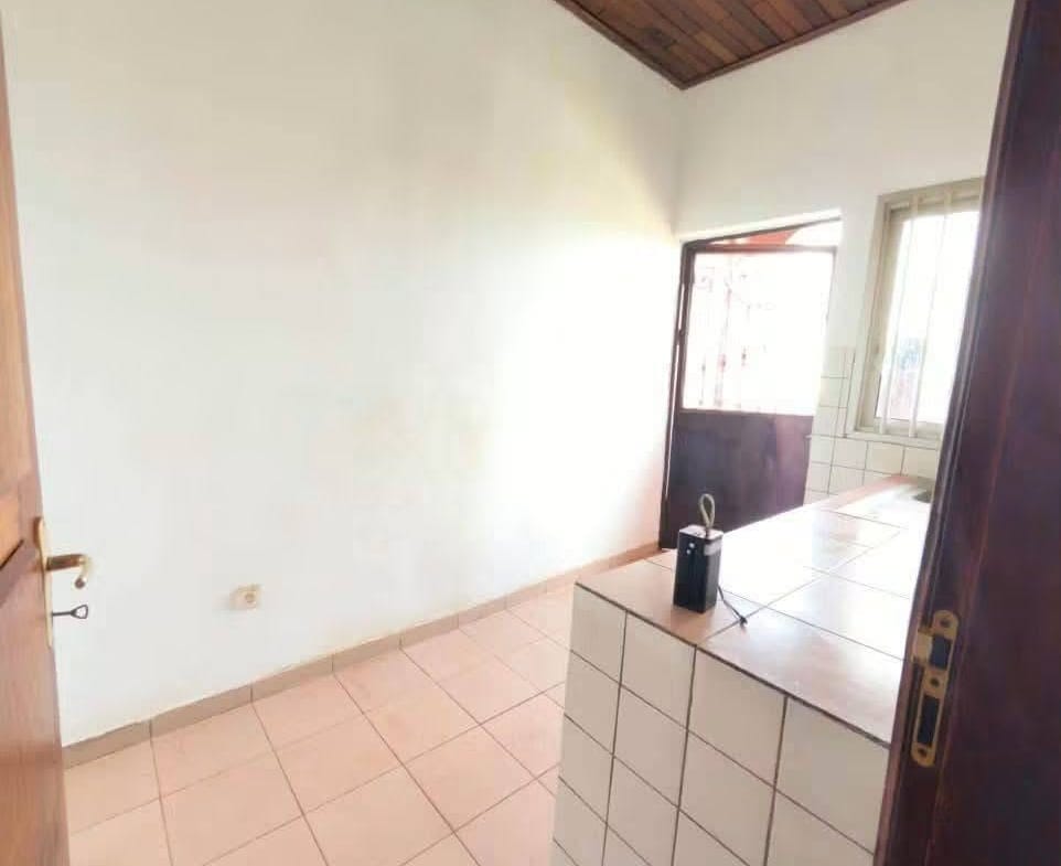 Appartement moderne à louer à Nsam, 3 chambres, 3 douches