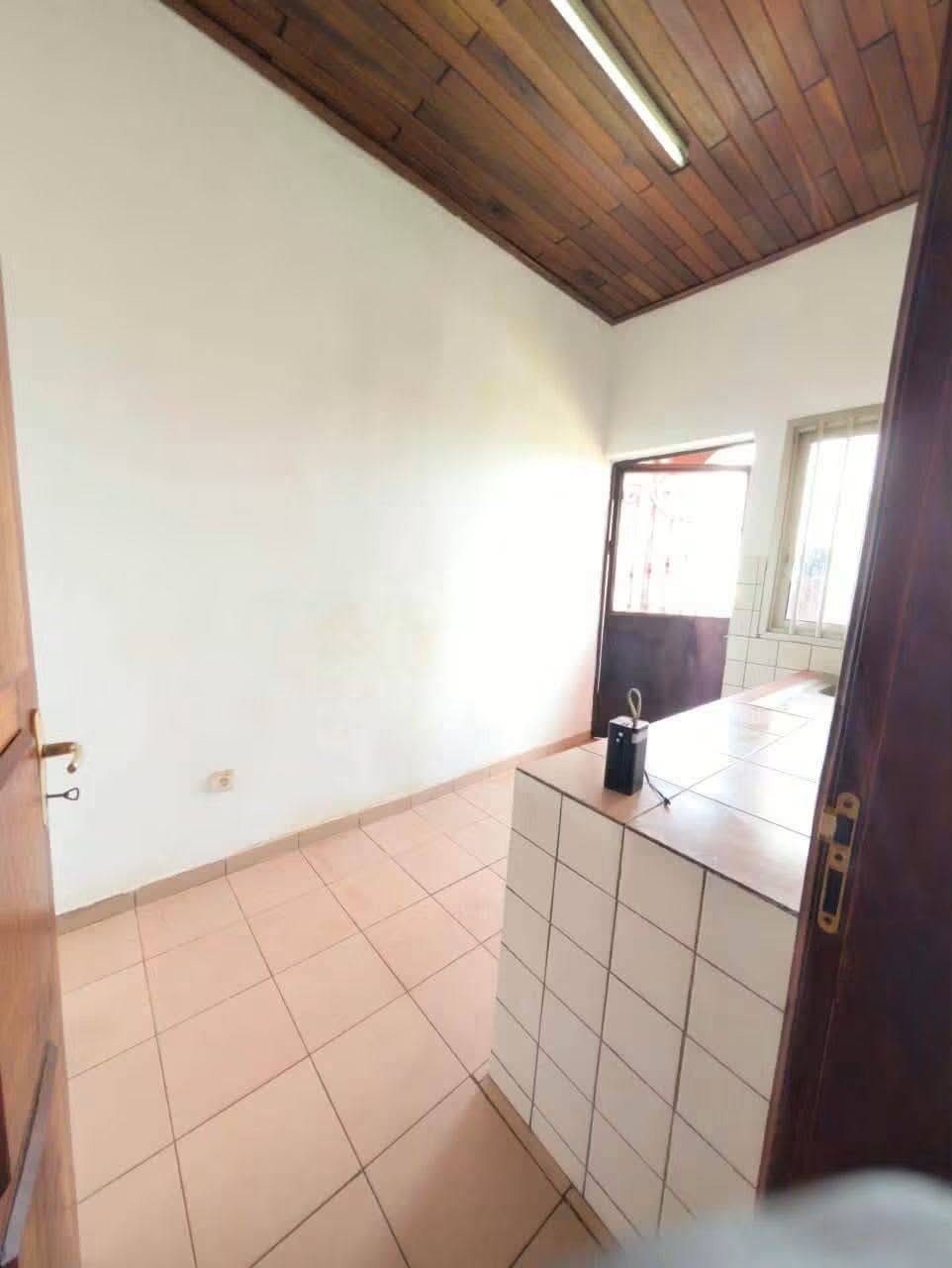 Appartement moderne à louer à Nsam, 3 chambres, 3 douches