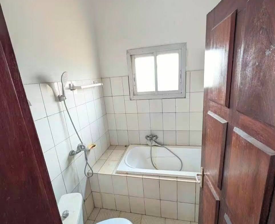 Appartement moderne à louer à Nsam, 3 chambres, 3 douches