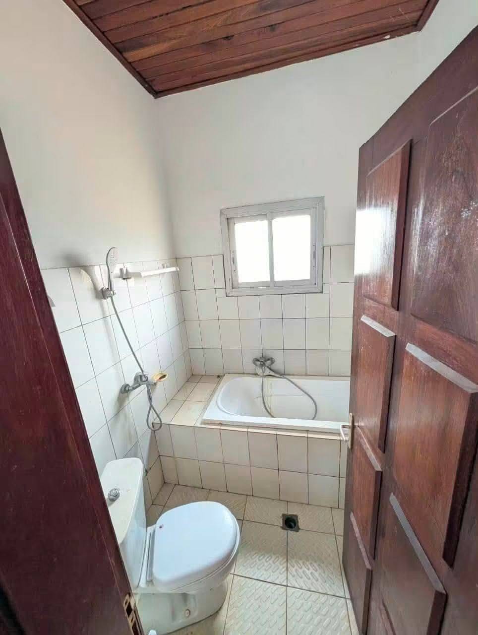 Appartement moderne à louer à Nsam, 3 chambres, 3 douches