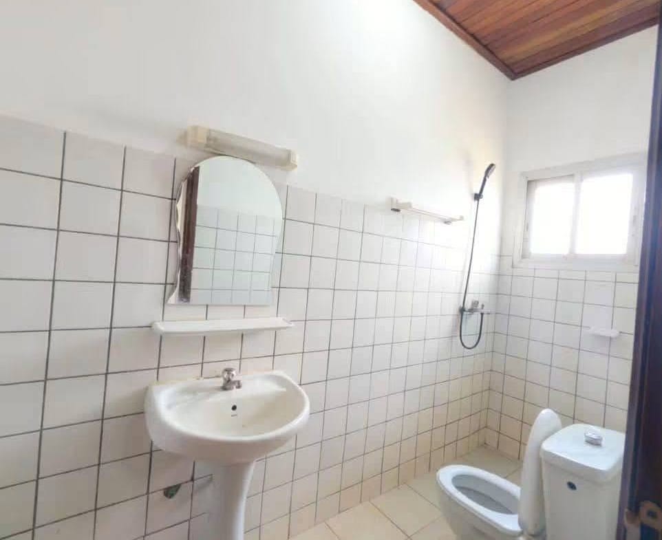 Appartement moderne à louer à Nsam, 3 chambres, 3 douches