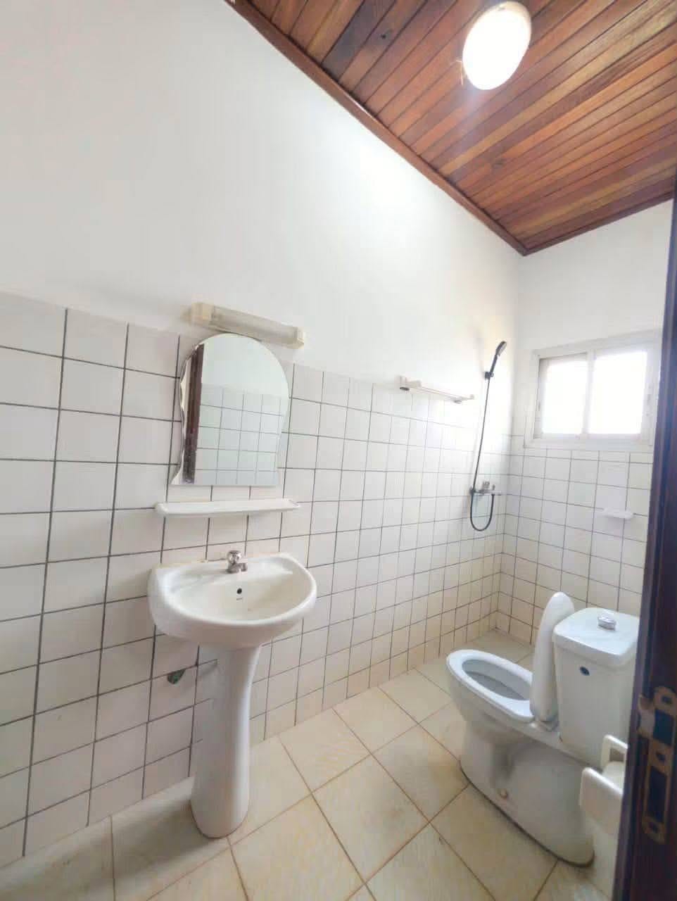 Appartement moderne à louer à Nsam, 3 chambres, 3 douches