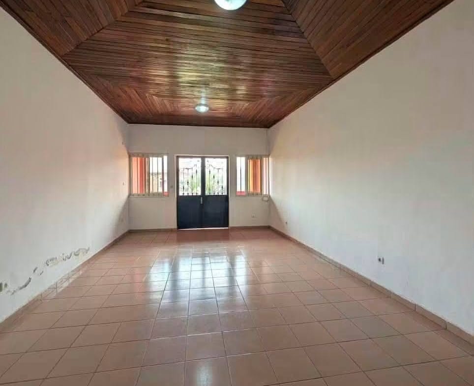 Appartement moderne à louer à Nsam, 3 chambres, 3 douches