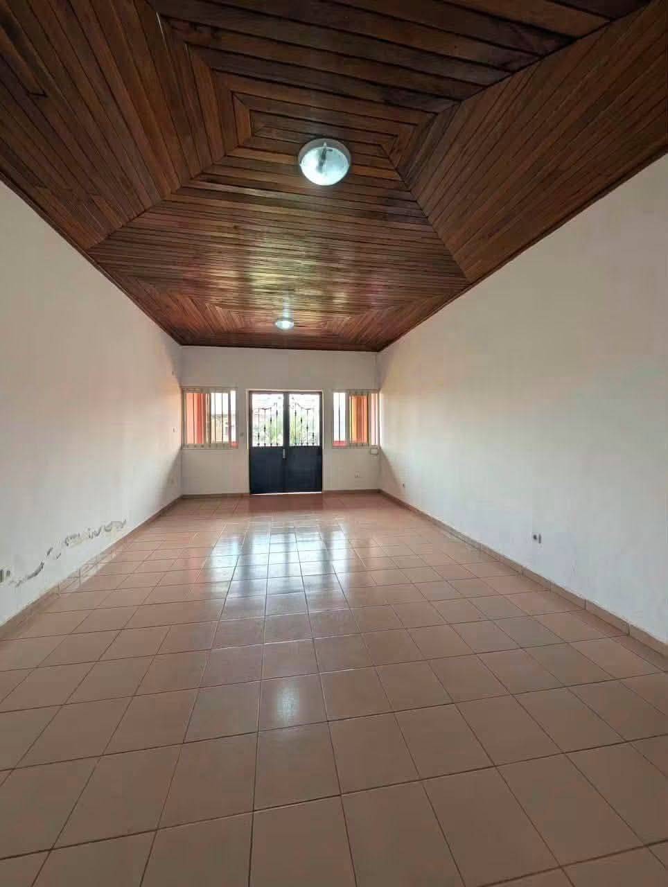 23002- Appartement moderne à louer à Nsam, 3 chambres, 3 douches