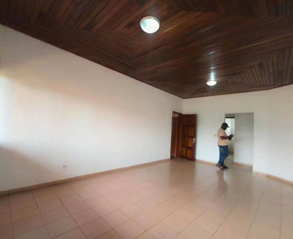 Appartement moderne à louer à Nsam, 3 chambres, 3 douches