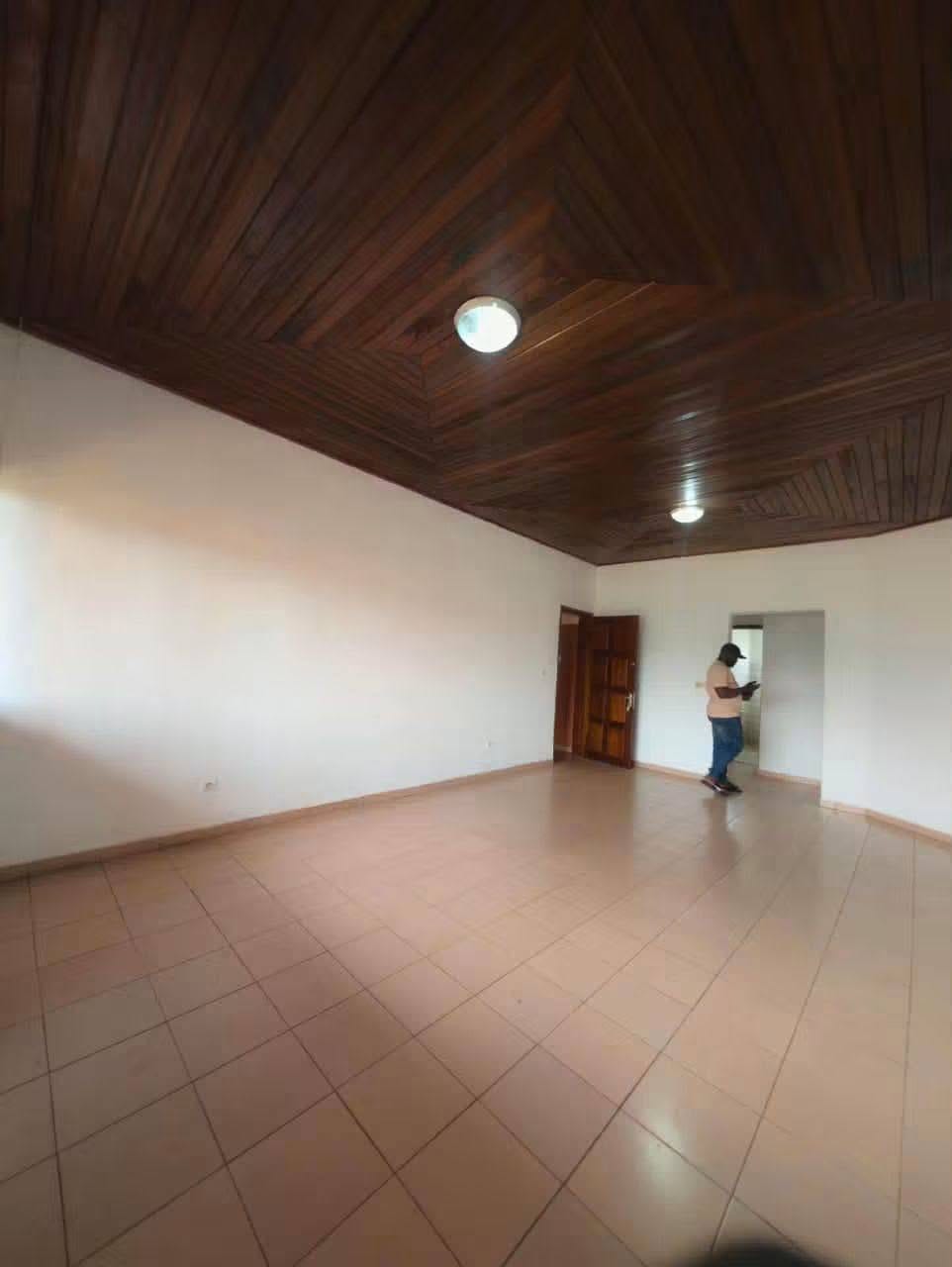 Appartement moderne à louer à Nsam, 3 chambres, 3 douches
