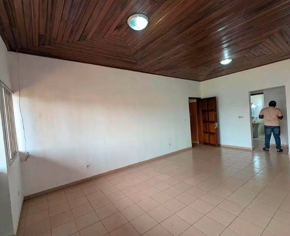 Appartement moderne à louer à Nsam, 3 chambres, 3 douches