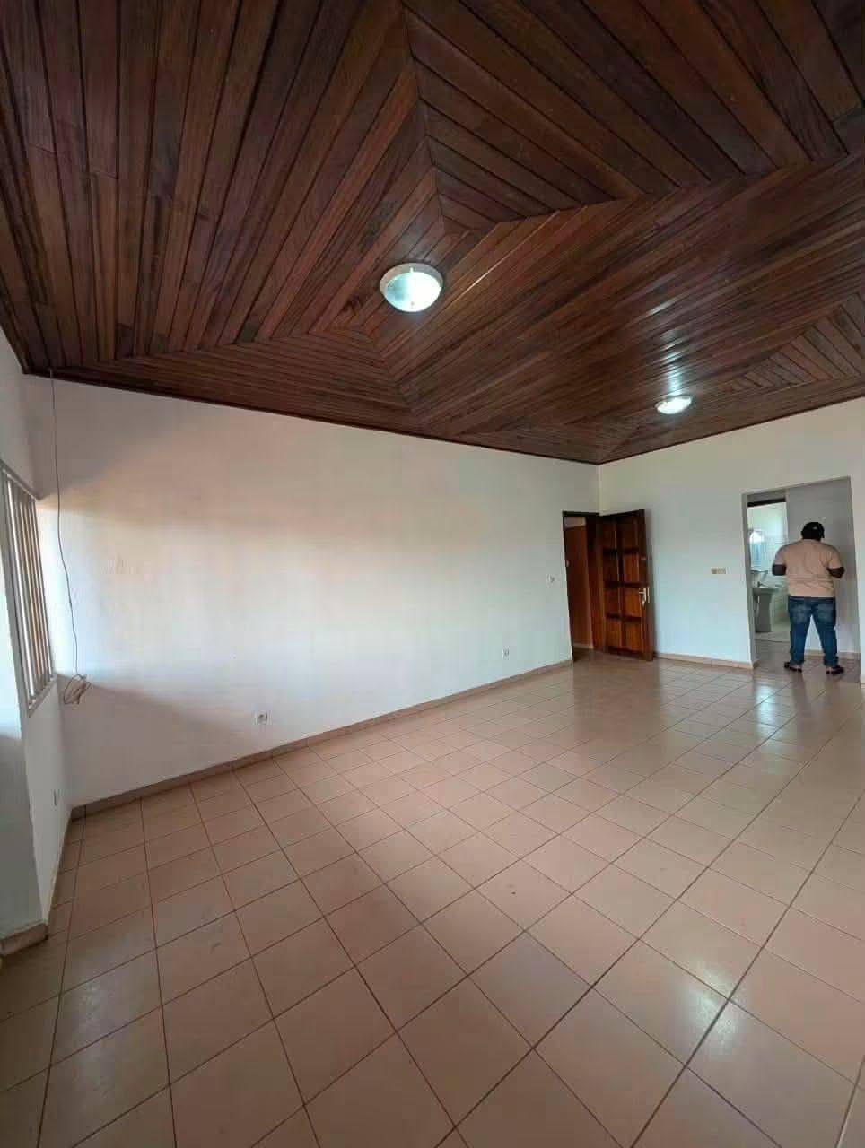 Appartement moderne à louer à Nsam, 3 chambres, 3 douches